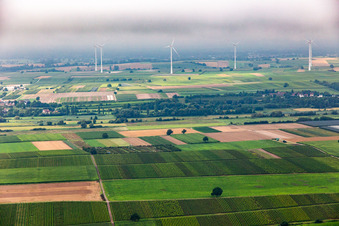 Vue aérienne de Nuages bas au-dessus du parc éolien Freckenfeld depuis le nord à Freckenfeld dans le département Rhénanie-Palatinat, Allemagne