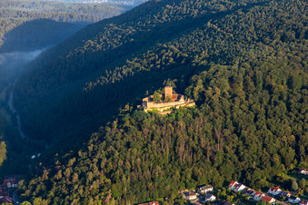 Vue aérienne de Le château de Landeck vu de l'est à Klingenmünster dans le département Rhénanie-Palatinat, Allemagne