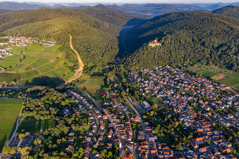 Vue aérienne de Klingbachtal à Klingenmünster dans le département Rhénanie-Palatinat, Allemagne