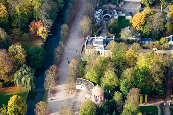 Vue aérienne de Bains et temple d'Apollon dans le jardin du palais Schwetzingen à Schwetzingen dans le département Bade-Wurtemberg, Allemagne
