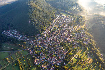 Vue aérienne de Du sud à Wernersberg dans le département Rhénanie-Palatinat, Allemagne