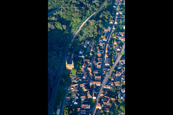 Vue aérienne de Église à Wilgartswiesen dans le département Rhénanie-Palatinat, Allemagne