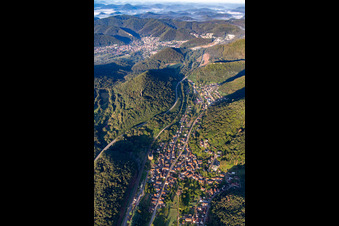 Vue aérienne de De l'est à Wilgartswiesen dans le département Rhénanie-Palatinat, Allemagne