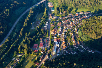 Vue aérienne de Rue Main et Burgstr à Wilgartswiesen dans le département Rhénanie-Palatinat, Allemagne