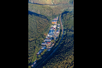 Vue aérienne de Zone industrielle sur l'Alte Bundesstraße avec Gundermann, Gusto Palatino GmbH & Co. KG et Schuh Marke Gmbh & Co. Kg et à Hauenstein dans le département Rhénanie-Palatinat, Allemagne