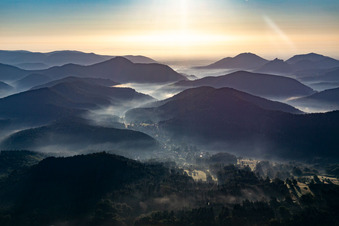 Vue aérienne de Brume matinale dans le Queichtal depuis l'ouest à Spirkelbach dans le département Rhénanie-Palatinat, Allemagne