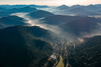 Vue aérienne de Brume matinale dans le Queichtal depuis l'ouest à Lug dans le département Rhénanie-Palatinat, Allemagne