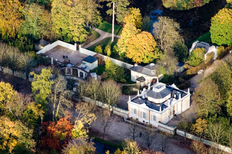 Vue aérienne de Bains et temple d'Apollon dans le jardin du palais Schwetzingen à Schwetzingen dans le département Bade-Wurtemberg, Allemagne
