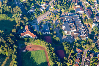 Vue aérienne de Maison de retraite Haus am Kurpark Dahn à Dahn dans le département Rhénanie-Palatinat, Allemagne