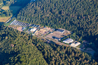 Vue aérienne de Super-Dubber Kinderland et Magic Power Technology GmbH dans le parc industriel de Neudahn à Dahn dans le département Rhénanie-Palatinat, Allemagne