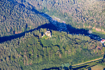 Vue aérienne de Ruines du château de Neudahn à Dahn dans le département Rhénanie-Palatinat, Allemagne