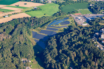 Vue aérienne de Parc solaire dans la clairière forestière de Simter Berg à Pirmasens dans le département Rhénanie-Palatinat, Allemagne