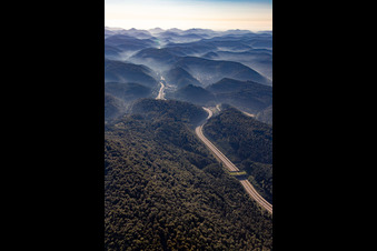 Vue aérienne de Itinéraire de la B10 dans le Queichtal à travers la forêt du Palatinat de Hinterweidenthal à Annweiler à Münchweiler an der Rodalb dans le département Rhénanie-Palatinat, Allemagne