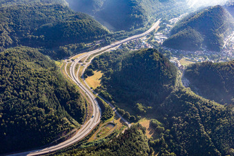 Vue aérienne de Sortie Hinterweidenthal de la B10 à Queichtal à Hinterweidenthal dans le département Rhénanie-Palatinat, Allemagne
