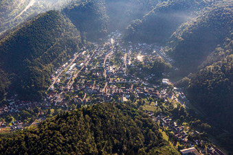 Vue aérienne de Lieu entre les montagnes à Hinterweidenthal dans le département Rhénanie-Palatinat, Allemagne