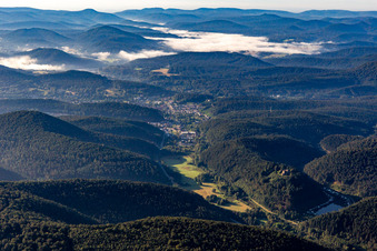 Vue aérienne de Lieu dans le Wieslautertal vu de l'ouest à Dahn dans le département Rhénanie-Palatinat, Allemagne