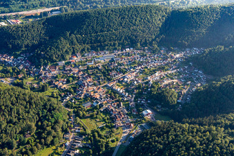 Vue aérienne de Lieu entre les montagnes du sud à Hinterweidenthal dans le département Rhénanie-Palatinat, Allemagne