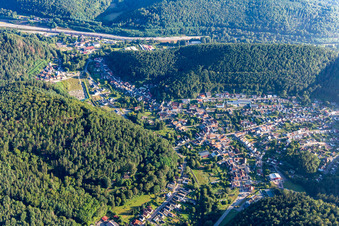 Vue aérienne de Lieu entre les montagnes du sud à Hinterweidenthal dans le département Rhénanie-Palatinat, Allemagne