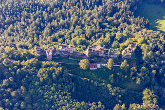 Massif du château d'Altdahn avec les ruines des châteaux de Granfendahn et de Tanstein à Dahn dans le département Rhénanie-Palatinat, Allemagne d'en haut