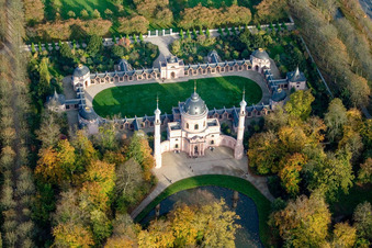 Mosquée / Temple maure dans le jardin du château Schwetzingen à Schwetzingen dans le département Bade-Wurtemberg, Allemagne vue du ciel