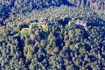 Vue aérienne de Ruines du château de Drachenfels à Busenberg dans le département Rhénanie-Palatinat, Allemagne