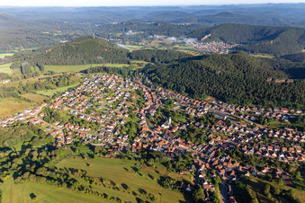 Vue aérienne de Du sud-est à Busenberg dans le département Rhénanie-Palatinat, Allemagne