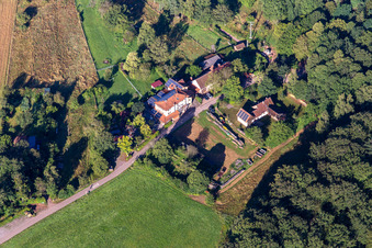 Vue aérienne de Cabane Cramerhaus et restaurant de gibier au pied des ruines du château de Lindelbrunn à Vorderweidenthal dans le département Rhénanie-Palatinat, Allemagne