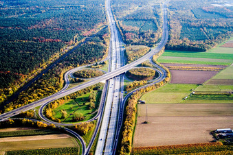 Vue aérienne de Sortie d'autoroute de l'A6 vers la B36 AS Schwetzingen / Hockenheim à Schwetzingen dans le département Bade-Wurtemberg, Allemagne