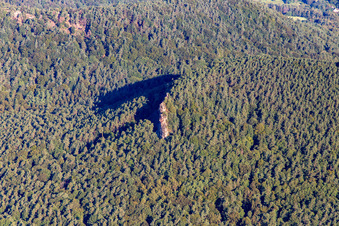 Vue oblique de Rötzenfels à le quartier Gossersweiler in Gossersweiler-Stein dans le département Rhénanie-Palatinat, Allemagne