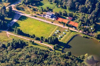 Vue aérienne de Place de parking pour camping-cars au lac de Silz à Silz dans le département Rhénanie-Palatinat, Allemagne