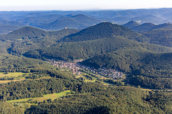 Vue aérienne de Du sud à Waldrohrbach dans le département Rhénanie-Palatinat, Allemagne