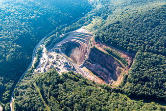 Vue aérienne de Carrière PfalzGranit dans la vallée du Kaiserbach à Waldhambach dans le département Rhénanie-Palatinat, Allemagne
