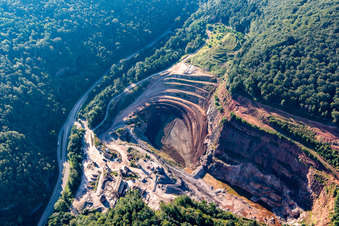 Photographie aérienne de Carrière PfalzGranit dans la vallée du Kaiserbach à Waldhambach dans le département Rhénanie-Palatinat, Allemagne