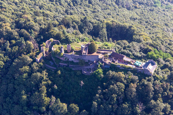 Vue aérienne de Madenburg, vestiges d'un château perché du XIe siècle entouré de forêts avec un restaurant de l'ouest à Eschbach dans le département Rhénanie-Palatinat, Allemagne