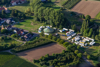 Vue aérienne de Chapiteau et balances du cirque Probst à Klingbach à le quartier Klingen in Heuchelheim-Klingen dans le département Rhénanie-Palatinat, Allemagne