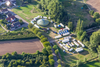 Vue aérienne de Chapiteau et balances du cirque Probst à Klingbach à le quartier Klingen in Heuchelheim-Klingen dans le département Rhénanie-Palatinat, Allemagne
