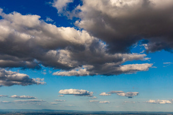 Vue aérienne de Ciel et nuages au-dessus du Palatinat du Sud à Offenbach an der Queich dans le département Rhénanie-Palatinat, Allemagne
