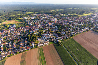 Vue aérienne de Ville du nord avec l'hôpital Asklepios Südpfalzkliniken à Kandel dans le département Rhénanie-Palatinat, Allemagne