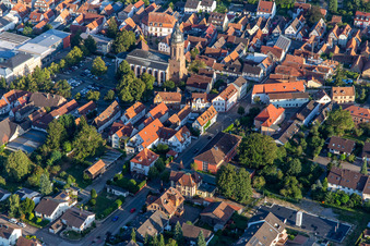 Vue aérienne de Place du marché et église Saint-Georges de la paroisse protestante Kandel depuis le nord-ouest à Kandel dans le département Rhénanie-Palatinat, Allemagne