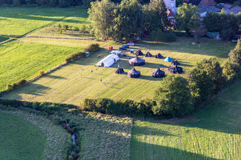 Vue aérienne de Camp scout avec cabanes et yourtes à la Hardtmühle près de Kandel à Minfeld dans le département Rhénanie-Palatinat, Allemagne
