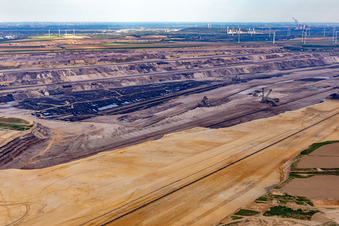 Vue aérienne de Vue de la mine de lignite à ciel ouvert de Garzweiler depuis l'ouest à le quartier Keyenberg in Erkelenz dans le département Rhénanie du Nord-Westphalie, Allemagne