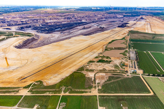 Vue aérienne de Extension vers l'ouest de la mine de lignite à ciel ouvert de Garzweiler à le quartier Immerath in Erkelenz dans le département Rhénanie du Nord-Westphalie, Allemagne