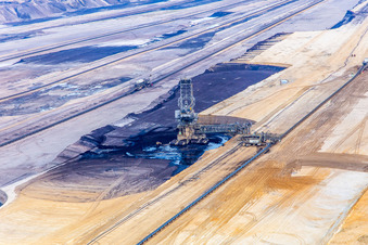 Vue aérienne de Grue de levage dans la mine de lignite à ciel ouvert de Garzweiler à le quartier Hochneukirch in Jüchen dans le département Rhénanie du Nord-Westphalie, Allemagne