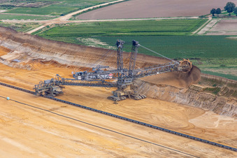 Vue aérienne de Une grue de levage géante ronge d'anciennes terres agricoles pour l'expansion vers l'ouest de la mine de lignite à ciel ouvert de Garzweiler à le quartier Immerath in Erkelenz dans le département Rhénanie du Nord-Westphalie, Allemagne