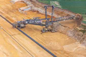 Vue aérienne de Une grue de levage géante ronge d'anciennes terres agricoles pour l'expansion vers l'ouest de la mine de lignite à ciel ouvert de Garzweiler à le quartier Immerath in Erkelenz dans le département Rhénanie du Nord-Westphalie, Allemagne