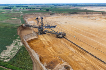 Vue d'oiseau de Une grue de levage géante ronge d'anciennes terres agricoles pour l'expansion vers l'ouest de la mine de lignite à ciel ouvert de Garzweiler à le quartier Immerath in Erkelenz dans le département Rhénanie du Nord-Westphalie, Allemagne
