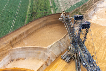 Enregistrement par drone de Une grue de levage géante ronge d'anciennes terres agricoles pour l'expansion vers l'ouest de la mine de lignite à ciel ouvert de Garzweiler à le quartier Immerath in Erkelenz dans le département Rhénanie du Nord-Westphalie, Allemagne