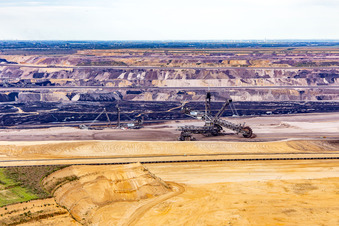 Vue oblique de Grue de levage dans la mine de lignite à ciel ouvert de Garzweiler à le quartier Hochneukirch in Jüchen dans le département Rhénanie du Nord-Westphalie, Allemagne