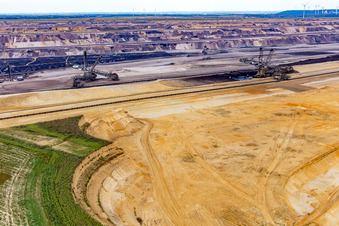 Vue aérienne de Bordure des terres encore cultivables pour l'extension ouest de la mine de lignite à ciel ouvert de Garzweiler à le quartier Immerath in Erkelenz dans le département Rhénanie du Nord-Westphalie, Allemagne