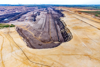 Vue aérienne de Vue de la mine de lignite à ciel ouvert de Garzweiler depuis le nord à le quartier Borschemich in Erkelenz dans le département Rhénanie du Nord-Westphalie, Allemagne
